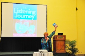 Francoise Nicoloff launching the book in Panama